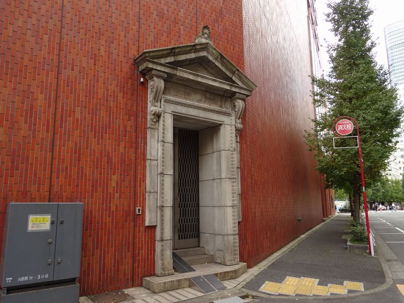 日本橋御幸ビルにある村井銀行本店入口